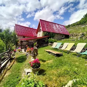 Couette-café Les Toits Rouges - Le luxe de la simplicité au bout du sentier, Saint-Étienne-de-Tinée