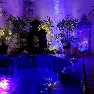 Couette-café La Chaumiere De La Foret Enchantee, Week End Insolite, Avec Jacuzzi Privatif Dans Espace Bien Etre, Et Source Dans Le Jardin, Besse-sur-Issole